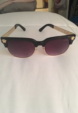 Versace sunglasses no scratches good condition