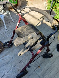 Rollator walker with wheels