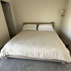 King Siza Bed - Like New - Ultra Comfortable