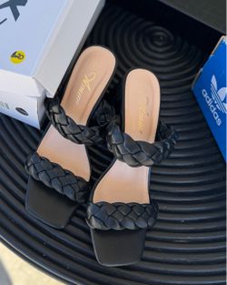 Women’s size 8 heel worn once. If it’s posted it’s available.only msg for pickup.see map forpickup