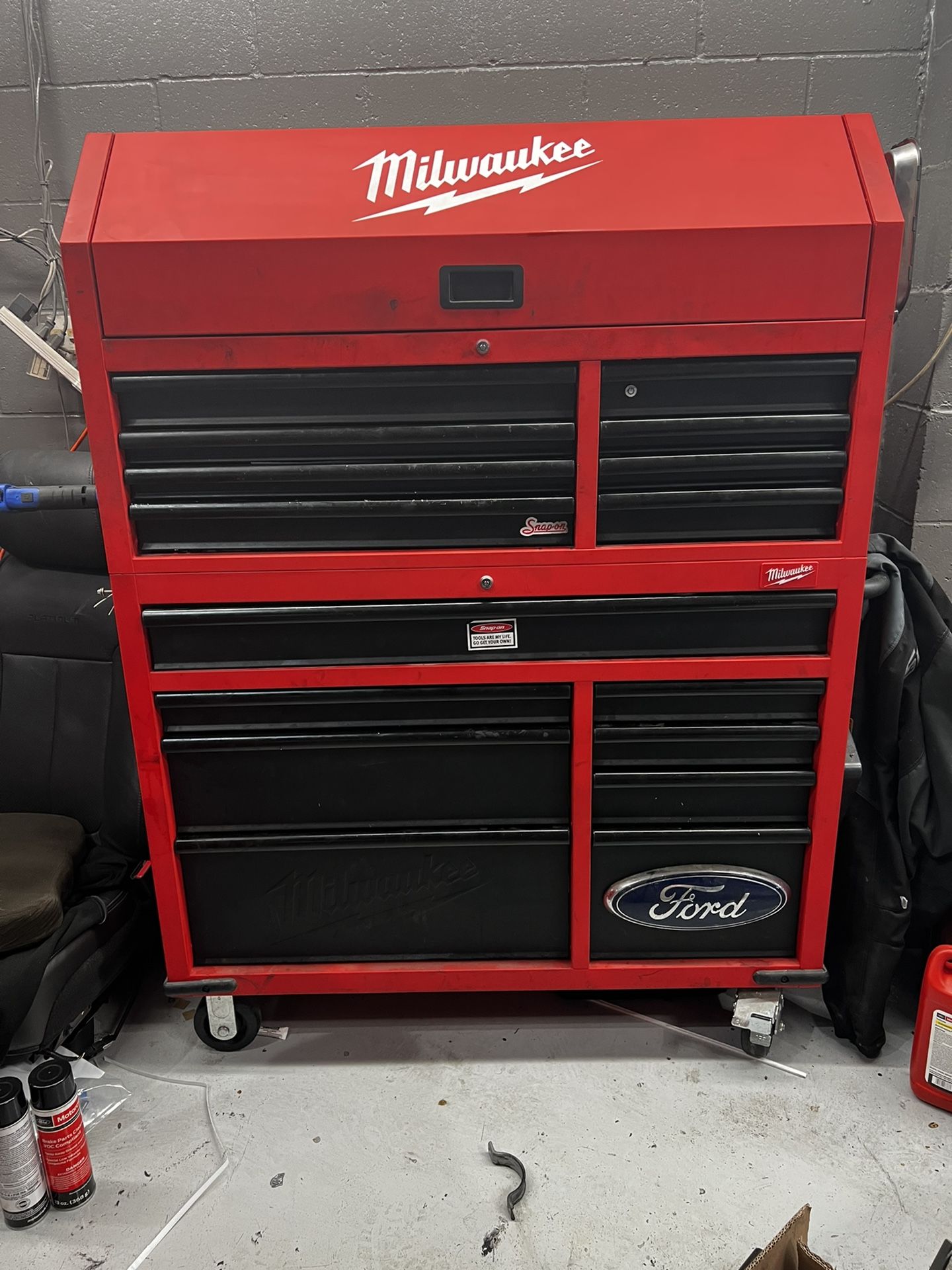 Milwaukee 46 Inch-16 Drawer Tool Box