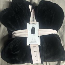 New Vs Robe And Slippers Set $75