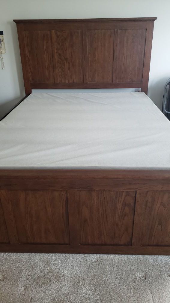 Queen Size Bed w/ Storage Drawers