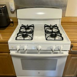 GE Refrigerator 28"w And Stove 30"w GE