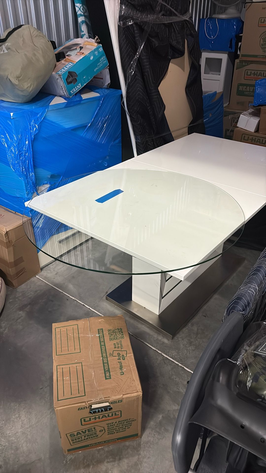 Round Glass Table Topo