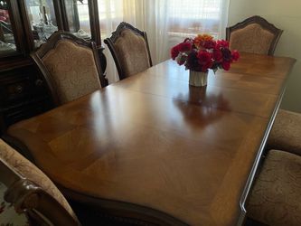Wooden Extendable Dinner Table and Chairs