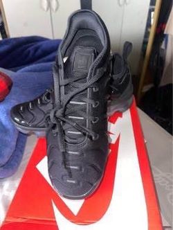 Air vapormax black black  Size 8.5 women or 7 men’s  Brand new never used . Only pair available