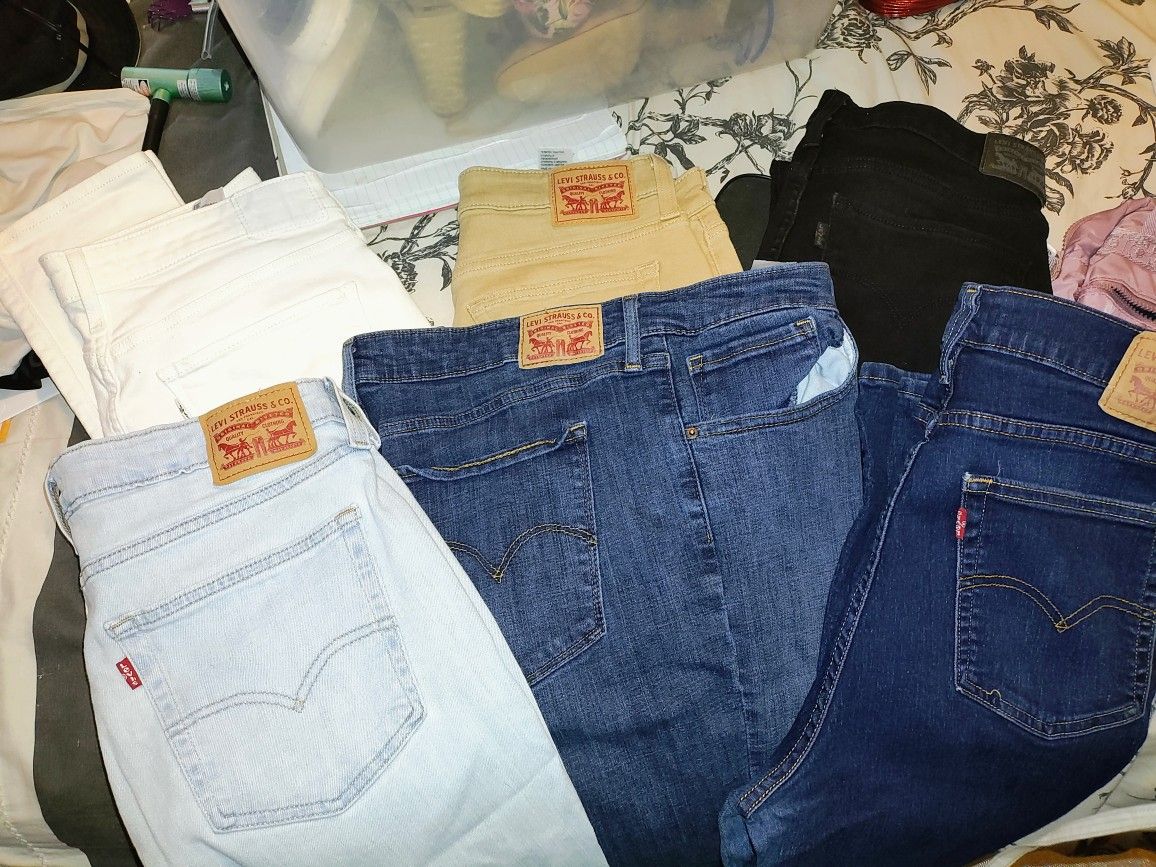 6 Pair Of High Rise Skinny Levi's Jeans. 