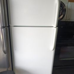 Frigidaire Refrigerator Top And Bottom Works Good 👍