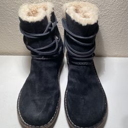 UGG 3335 Caspia Black Suede Shearling Ankle Ties Boots Women’s Size 6