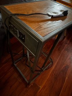 usb c Table two plugs and two usb