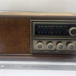Vintage Sylvania Model RM90K AM/FM Solid State Wood Radio RM 90 K RM-90
