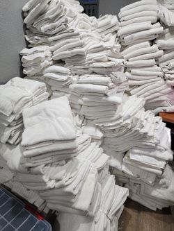 Tuallas seminuevas tamaño 4x2 muy limpias paquete de 5 piezas a $5 por piezas a $1lo que gustes