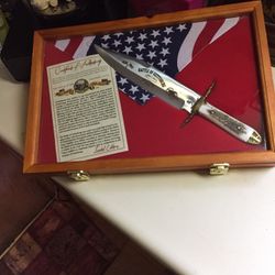Battle of Gettysburg real stag handle Bowie knife. Tribute in locking glass case