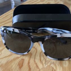COACH sunglasses Mint Conditon, Grey Tint