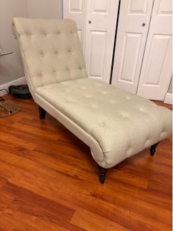 Elegant Tufted Linen Chaise Lounge Chair