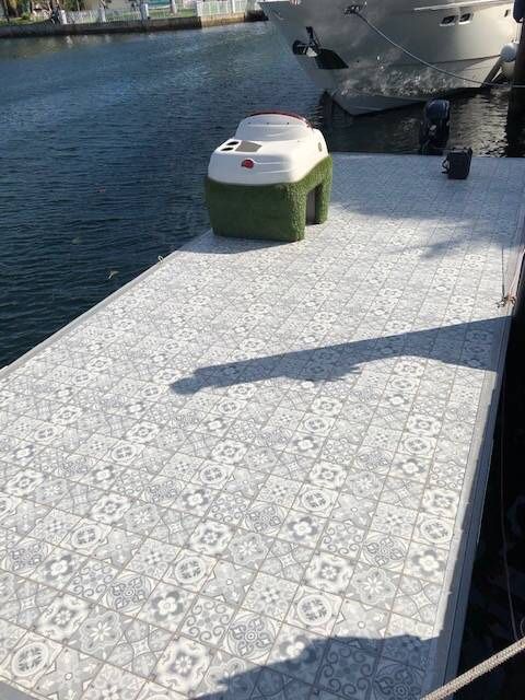 Flat deck Suntracker 24 Party Barge Pontoon Boat Aluminum