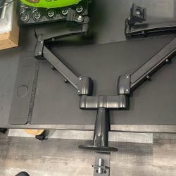2x 4k 60hz LG monitors w/ Uplift Desk’s Range Dual-Monitor Arms