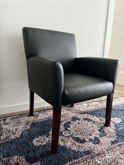 Black Accent Chair – Excellent Condition