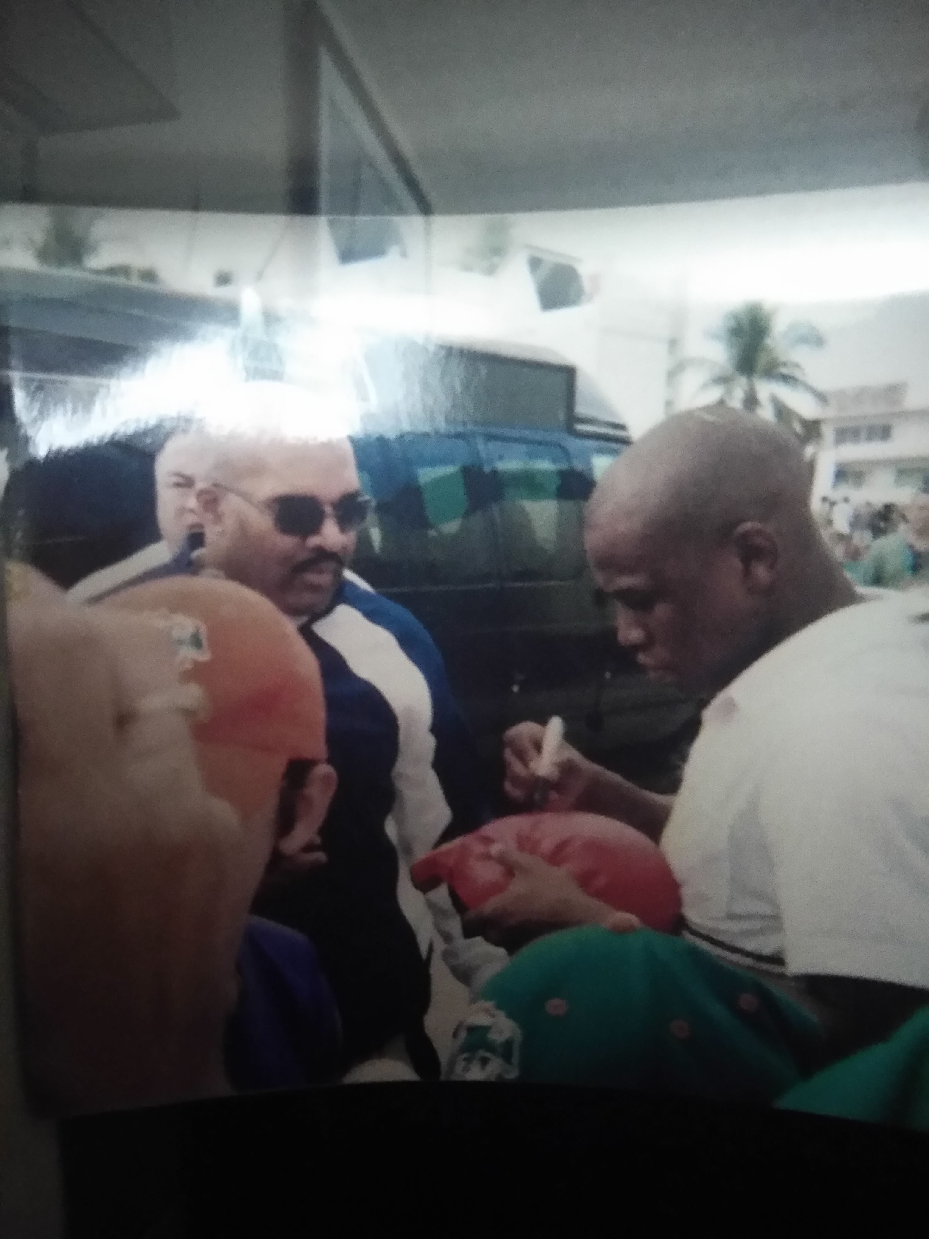 Floyd money mayweath authentic signed everlast boxing glove with certificate of authenticity and picture of signing