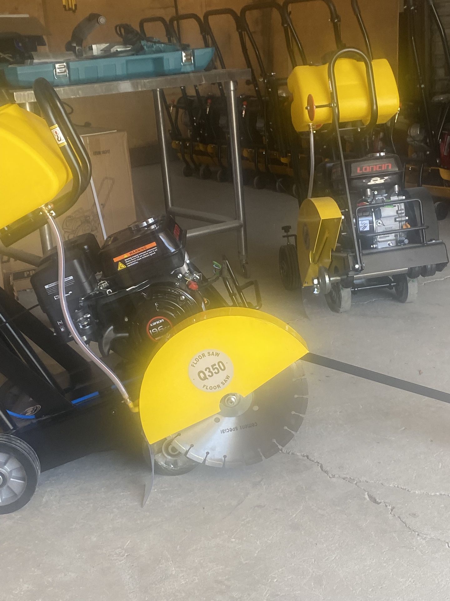 Concrete cutting saw