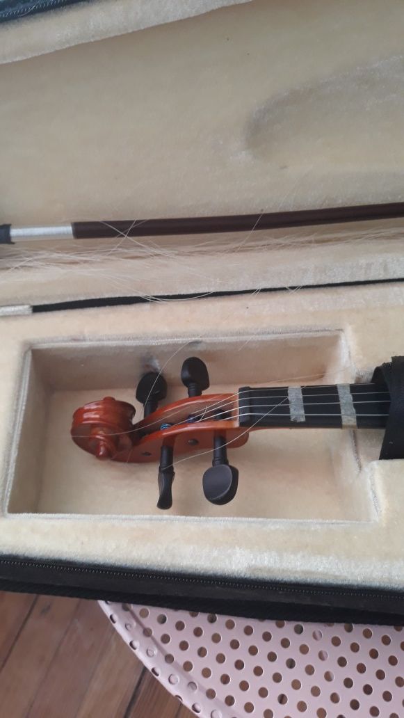 Violin just replace strings..beautiful Good for a kid in school that wants to learn to play it.