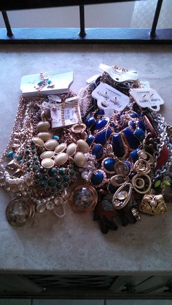 (60) PCS New Wholesale Price Jewelry Necklace Earrings Bracelets Super Deal