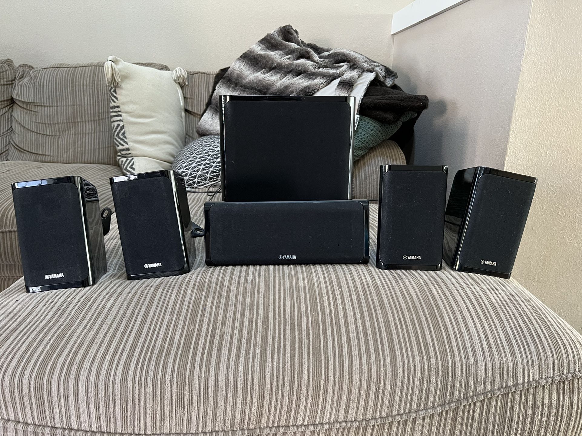 Yamaha ns-p40 complete 5.1 Surround System Speakers Black Subwoofer Included