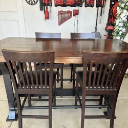High Top Dinning Table. With 4 Chairs 
