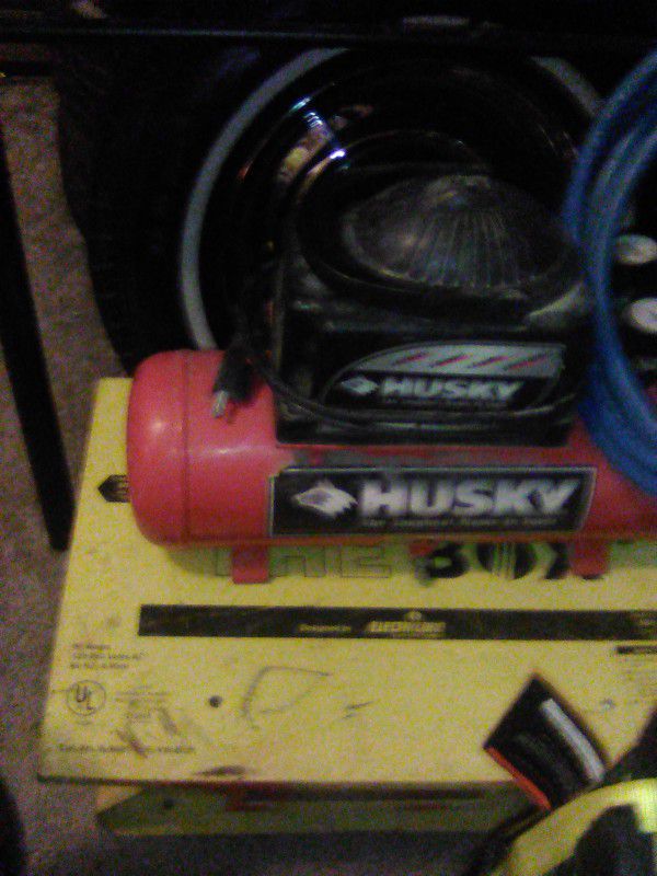 Husky Compressor 90 PSI -2 GAL