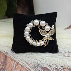 Elegant Gold and Pearl Butterfly Brooch This exquisite gold and pearl butterfly brooch adds a touch of elegance to any outfit. Perfect for special occ