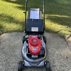 Honda HRR216K11VKAA Self Propelled Lawn Mower (like New)