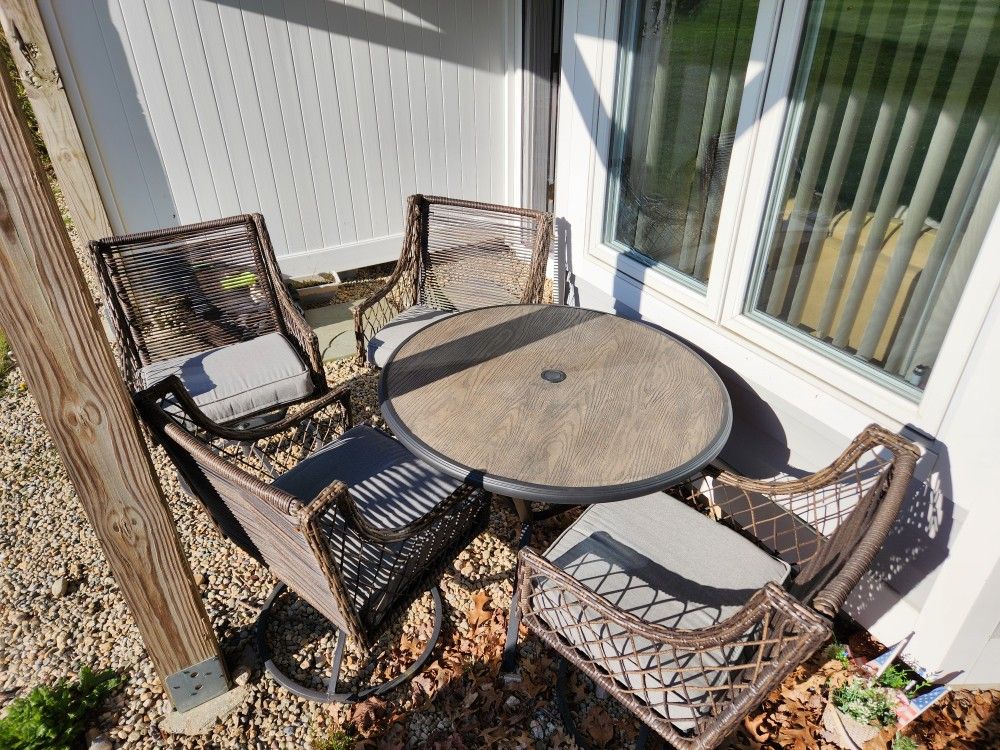 Round Patio Table w/Swivel Chairs