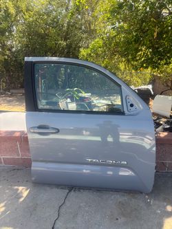 RIGHT PASSENGER SIDE FRONT DOOR 2020 TOYOTA TACOMA (LIGHT GRAY) WITH HINGES