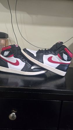 Used Jordan 1 high og (gym red) Size 12