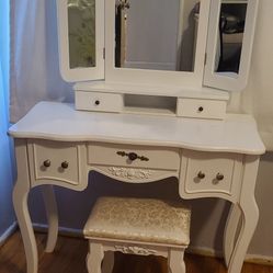 Wooden Vanity Make Up Table  Set With Mirror & Stool 