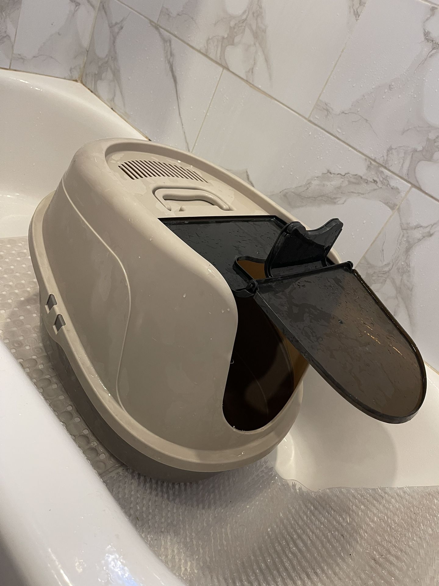 Litter Box - Medium size w/ door that swings, $20 19082/19026/19151 i have cat toys/bowls/pet steps