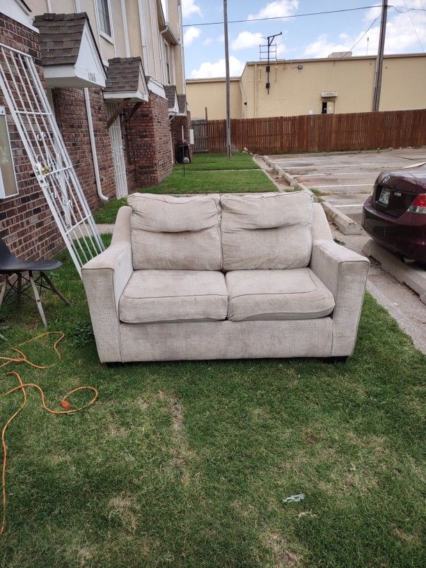 <<MUST PICKUP TODAY DARLING BEIGE LOVESEAT ONLY $15>>