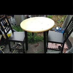Like New Cute Bistro Set Table 2 Chairs 