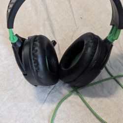 The Turtle Beach Recon 70X Wired Headset is a stylish and functional gaming accessory that boasts a comfortable headband design with ear-cup style ear