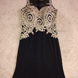 Extra Large XL formal dress Women sweetheart neckline evening gown Night scene

Beautiful sequined black and gold dress, mermaid style with stretchy m