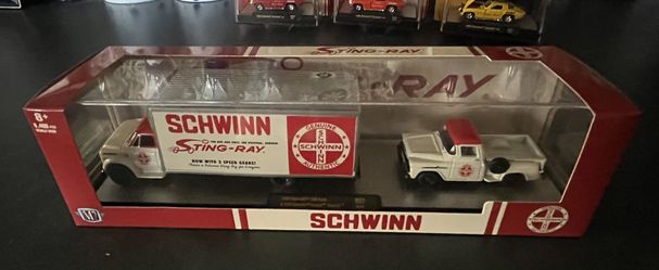 M2 Autohaulers Schwinn Chevrolet C60 & 1958 Apache Stepside - Limited 1:64