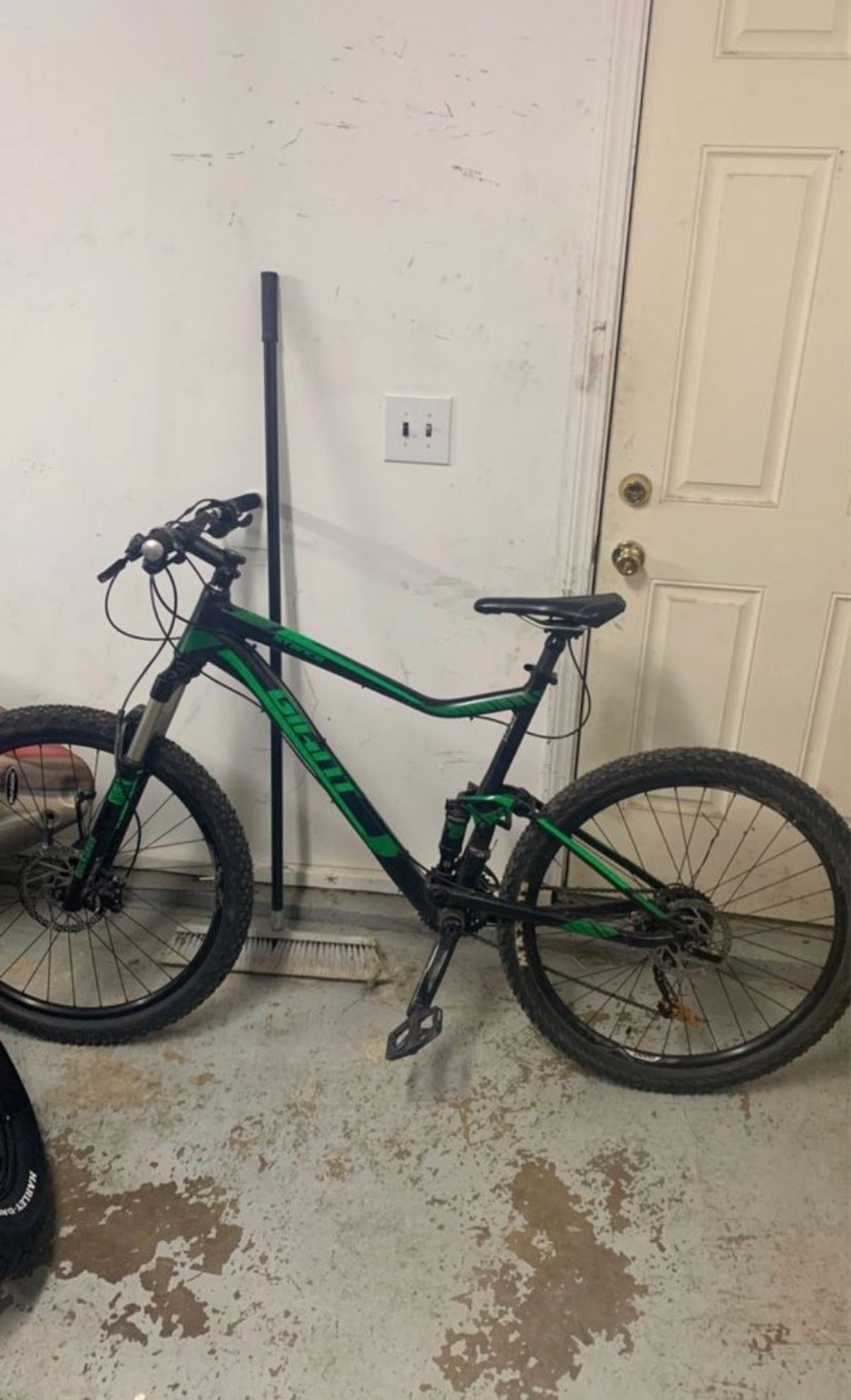 Giant Stance Mountain Bike XL. Full Suspension 27.5