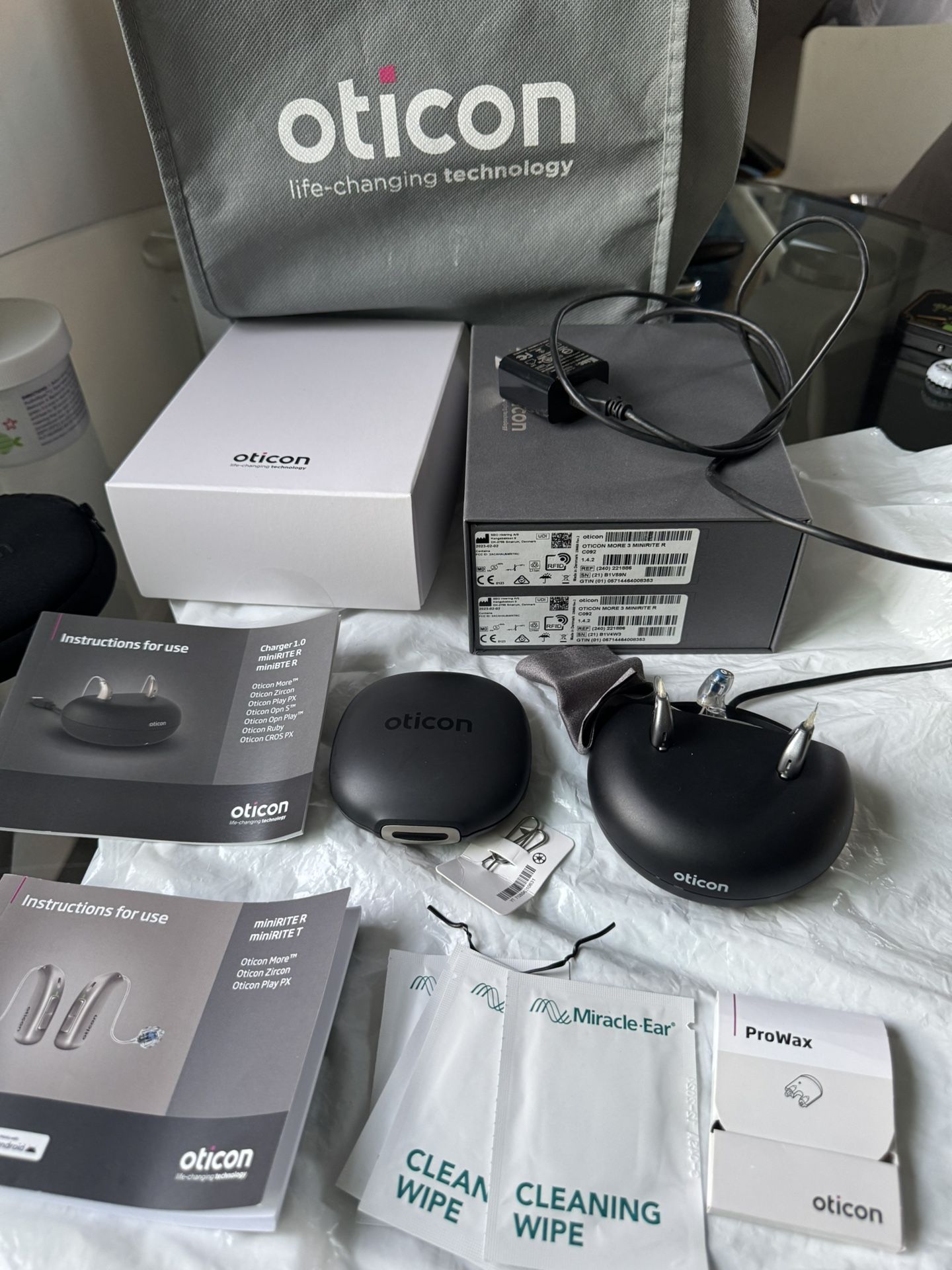 Oticon MiniRite R/T Hearing Aids And Charging Station . Barely Used Good Condition