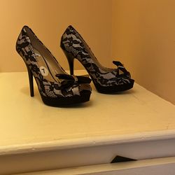 Zapatillas Negras Con Moño Y Tacón Alto
