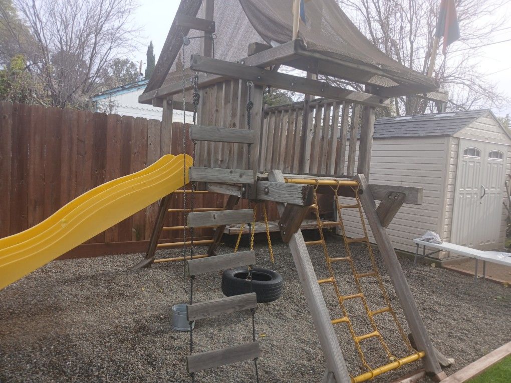 RAINBOW PLAY SYSTEMS-Swings-Slide-Wall Climb-Rope Ladder-WOW!!