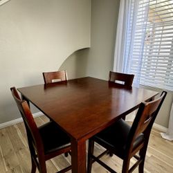 Mesa de comedor cuadrado altura de barra – 48” x 48” (para 4 personas)