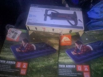 2 twin air mattresses w/air pump