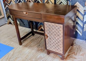 Target desk
Clean condition, some wear on top, slight peeling off the side piece
Located (5900 Lewis st Dallas TX 75206)
No holds and cross posted