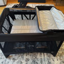 4moms Breeze Plus Playard with Bassinet, Changing Table & Cover